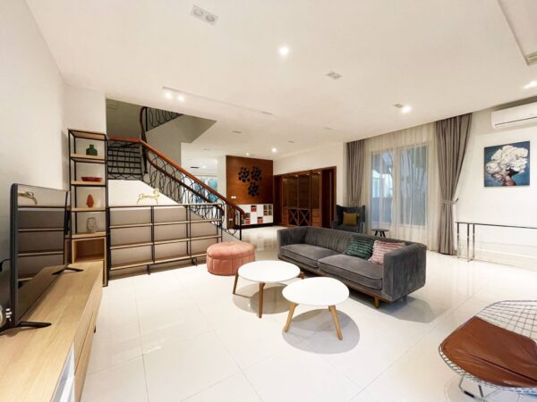 Splendid house Vinhomes Riverside for rent close to BIS (1)