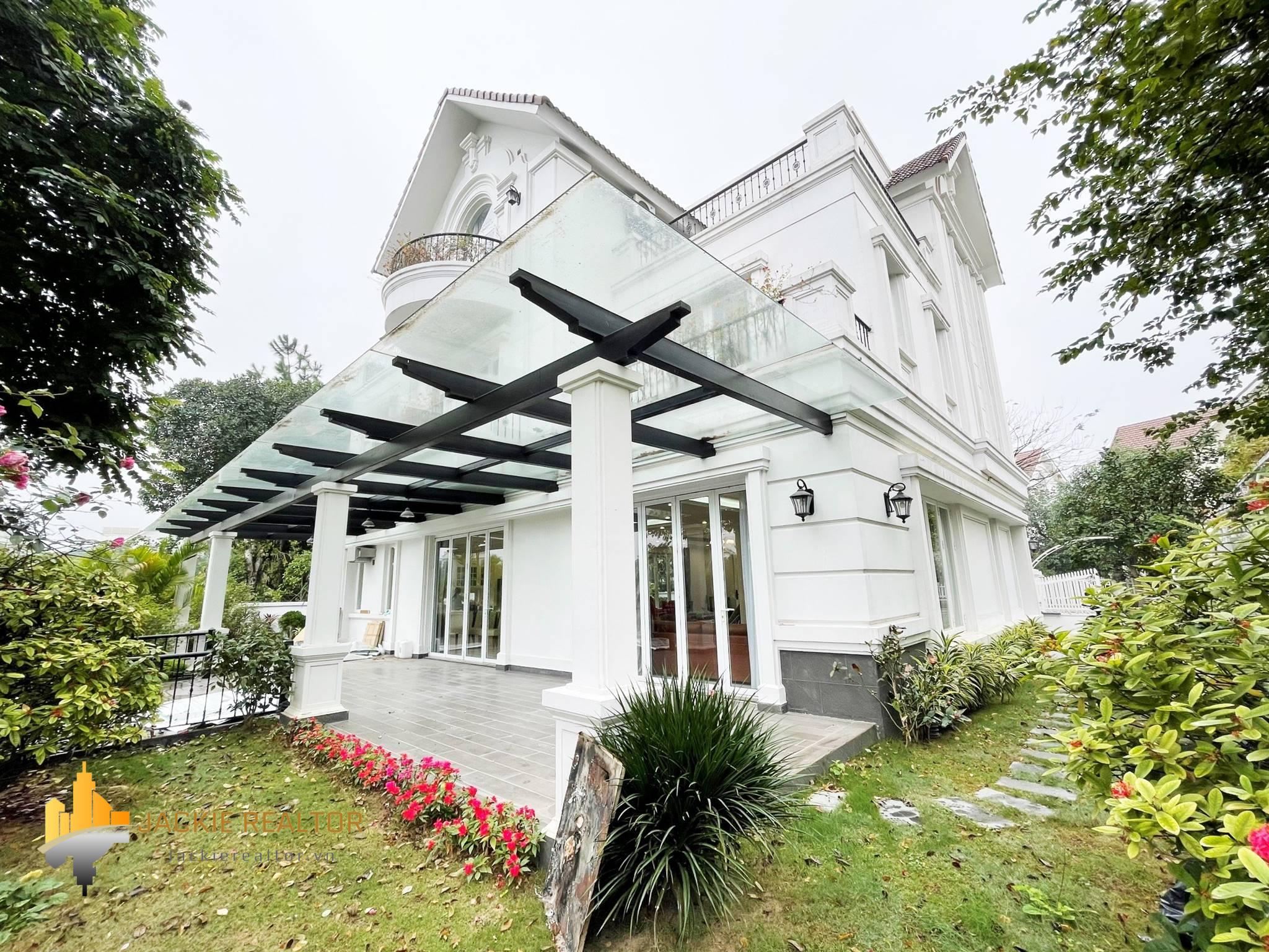 Vast garden detached house for rent in Vinhomes Riverside Bang Lang (1)