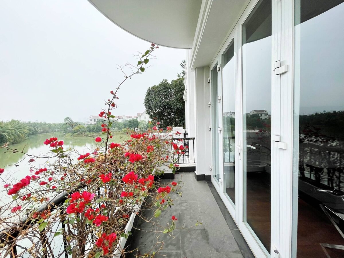 Vast garden detached house for rent in Vinhomes Riverside Bang Lang (20)