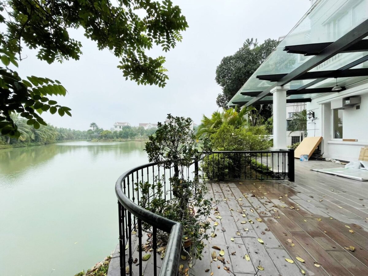 Vast garden detached house for rent in Vinhomes Riverside Bang Lang (23)
