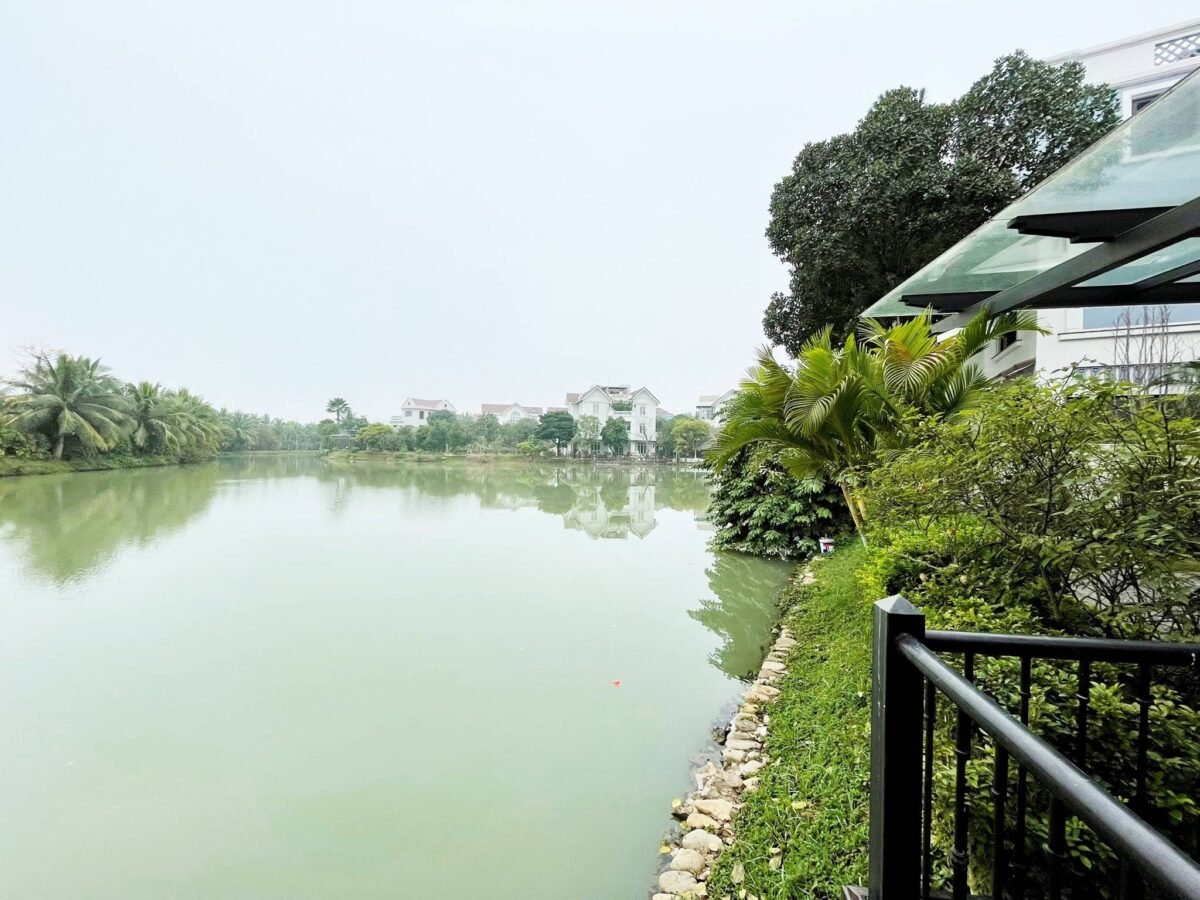 Vast garden detached house for rent in Vinhomes Riverside Bang Lang (24)