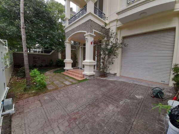 Big unfurnished 5-bedroom villa in Ciputra Hanoi for rent (1)