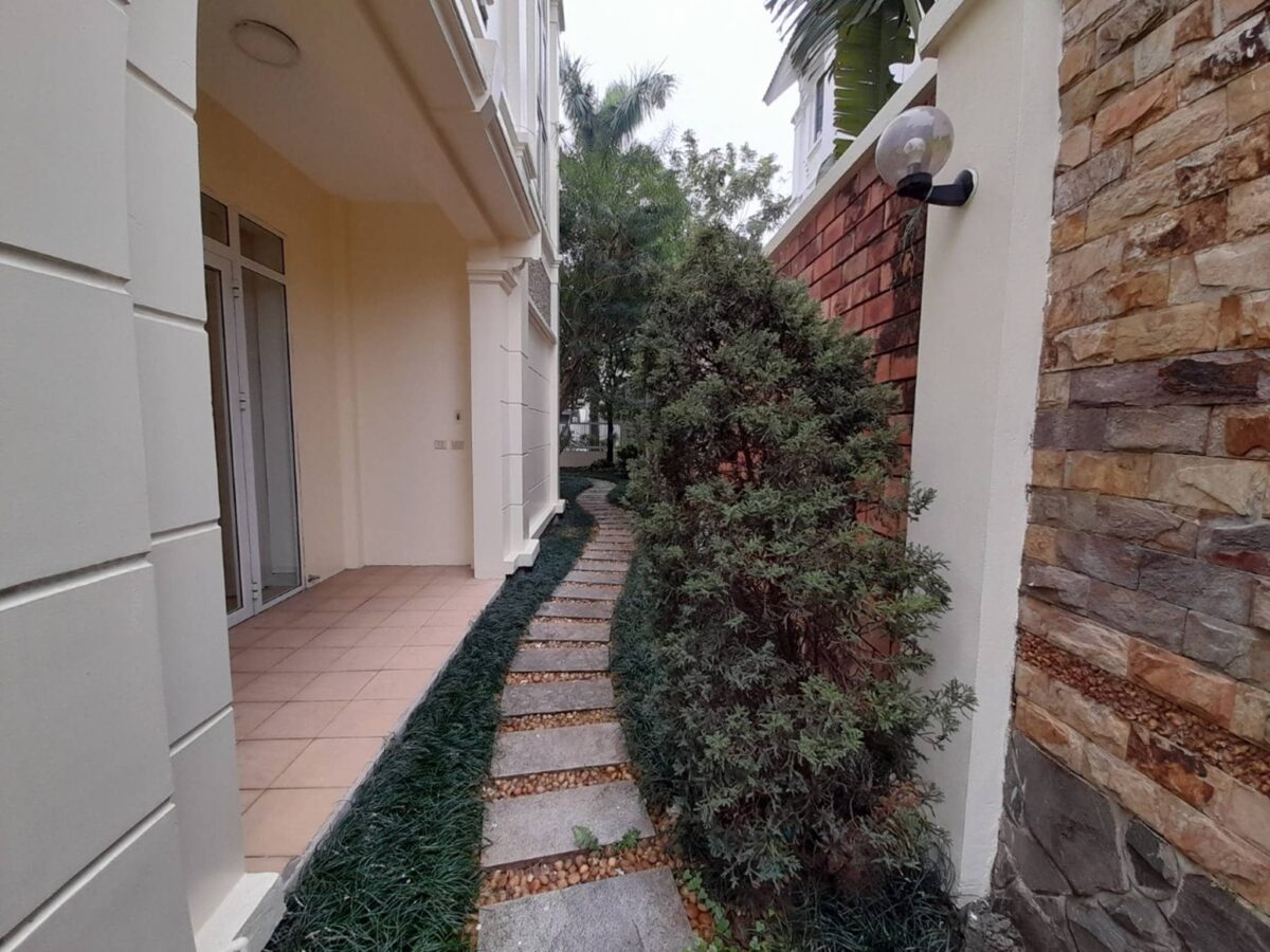 Big unfurnished 5-bedroom villa in Ciputra Hanoi for rent (4)