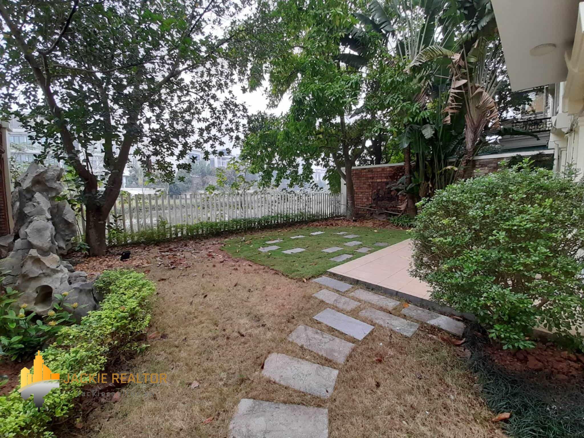 Big unfurnished 5-bedroom villa in Ciputra Hanoi for rent (5)
