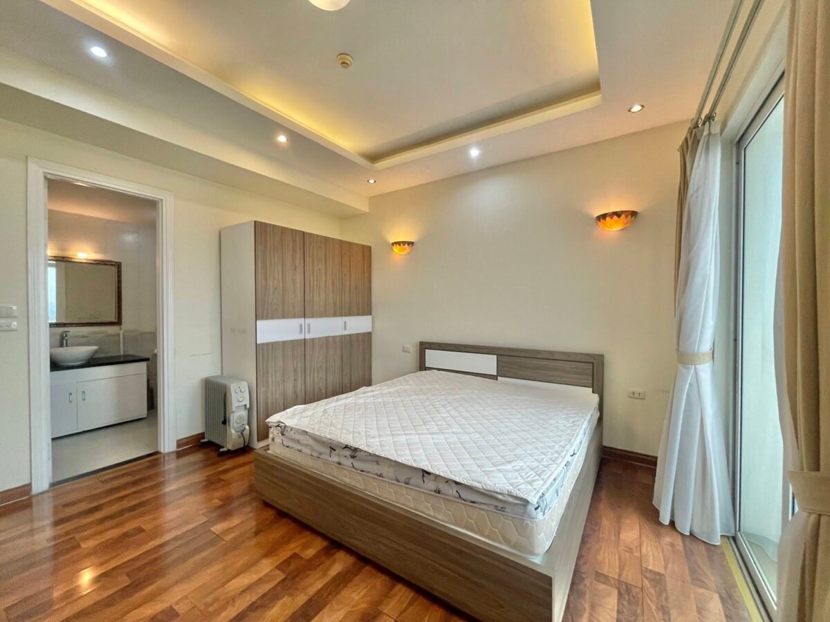 Lovely 3-bedroom apartment for rent in E4 Ciputra Tay Ho (10)