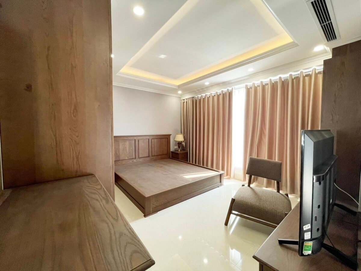 3BRs apartment with expensive wooden furniture for rent in D' Le Roi Soleil (3)