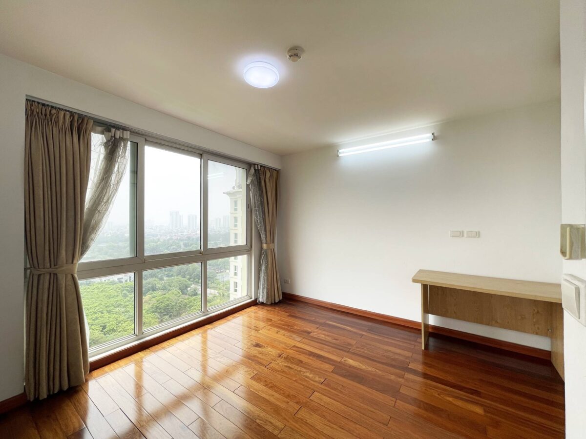 Enormous 182M2 apartment in P2 Ciputra for rent (20)