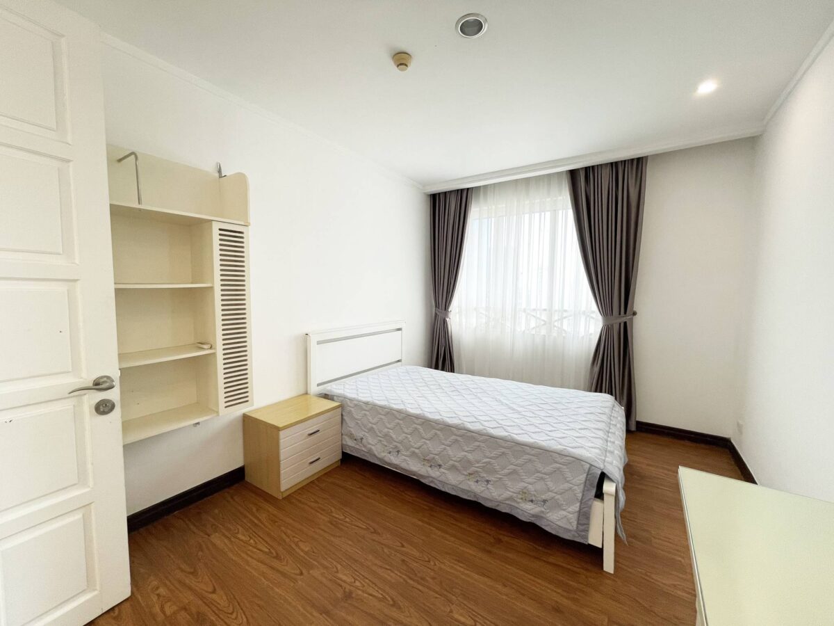 Exquisite 4-bedroom apartment in G2 G3 Ciputra for rent (12)