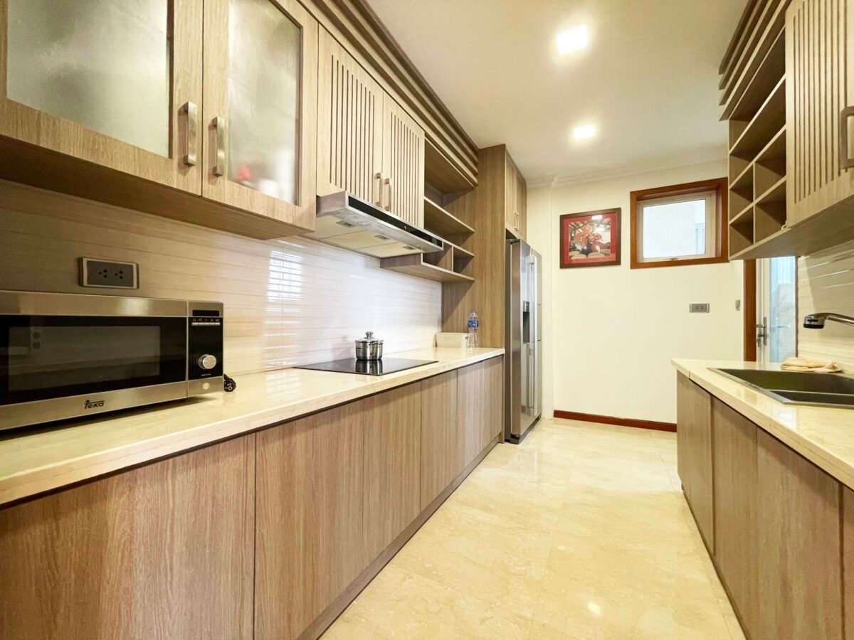 Big 154 sqm flat for rent in apartment L1 Ciputra (12)