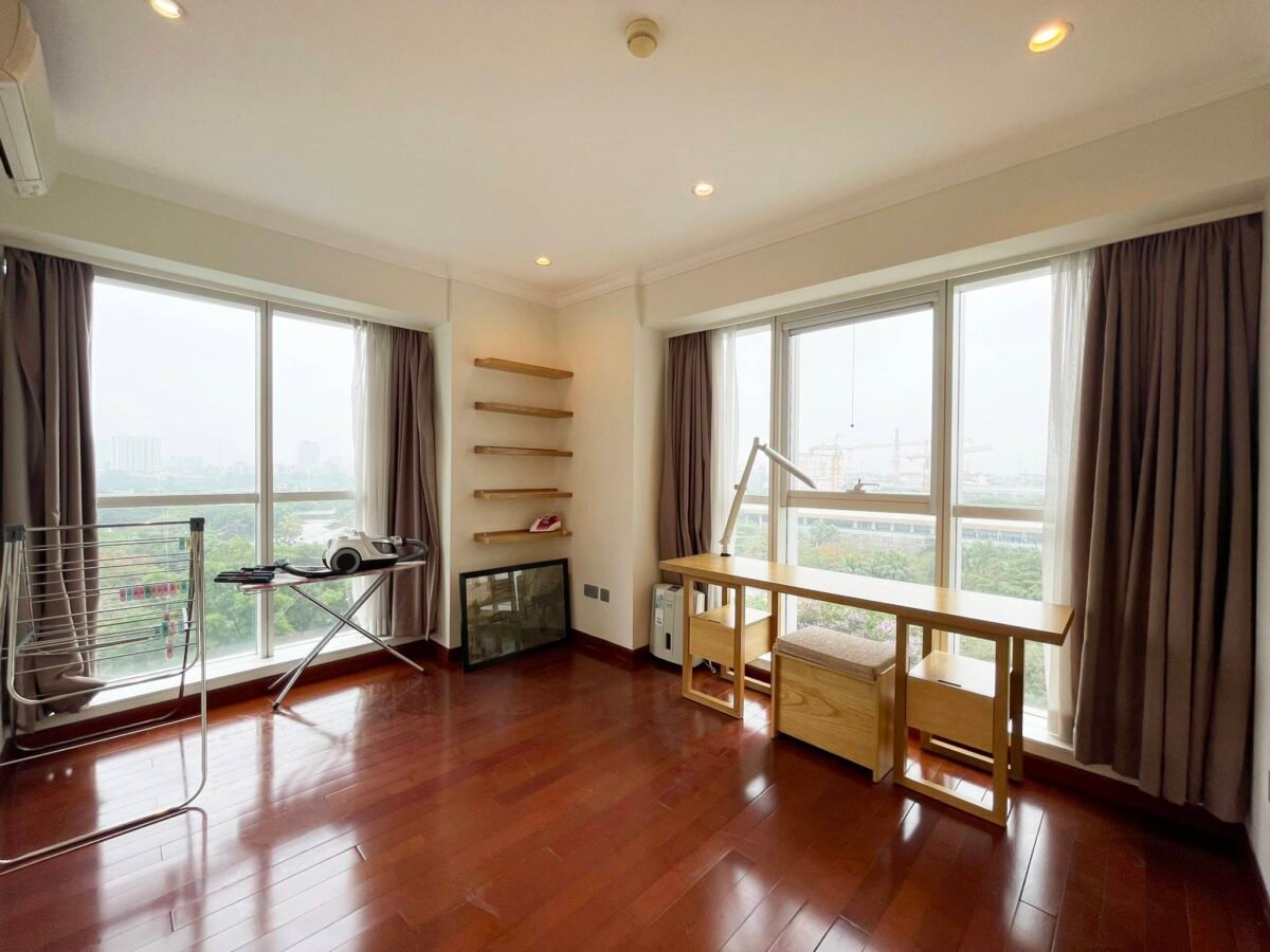 Big 154 sqm flat for rent in apartment L1 Ciputra (29)