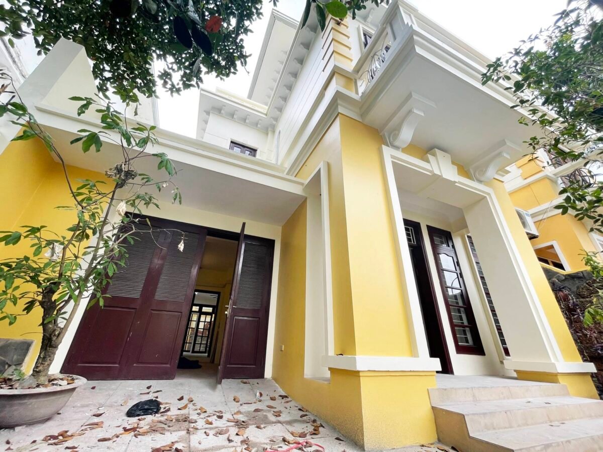Old French-style villa to rent in D block, Ciputra Hanoi (1)