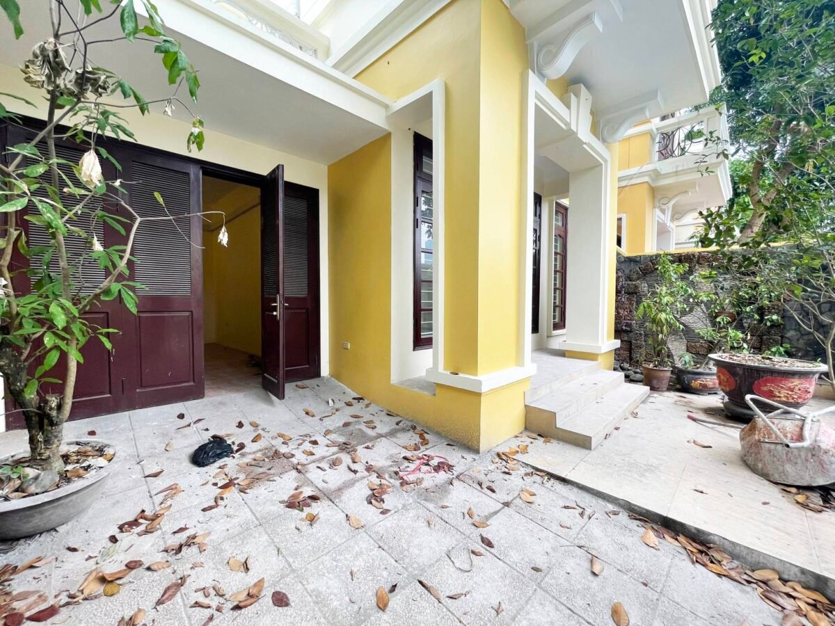 Old French-style villa to rent in D block, Ciputra Hanoi (2)