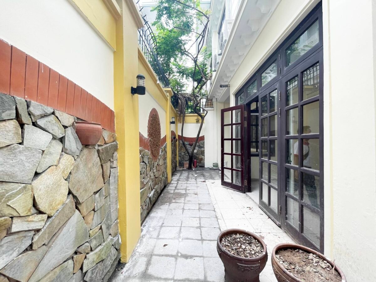 Old French-style villa to rent in D block, Ciputra Hanoi (29)