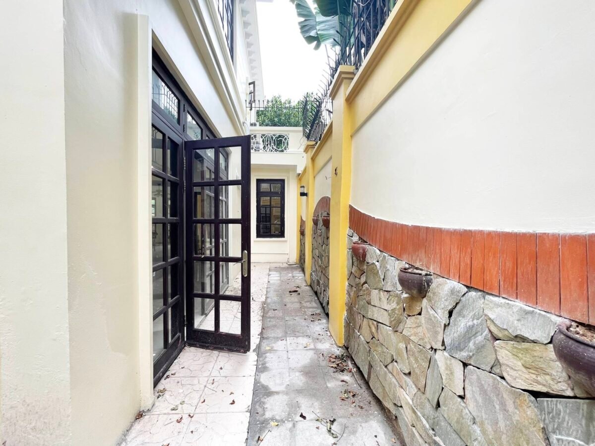 Old French-style villa to rent in D block, Ciputra Hanoi (30)