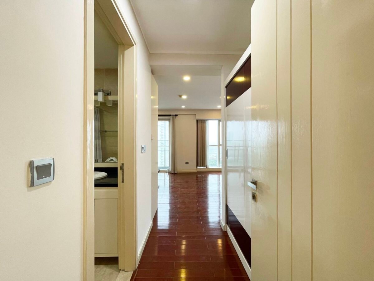 Rent out a big partly furnished apartment in Ciputra (10)