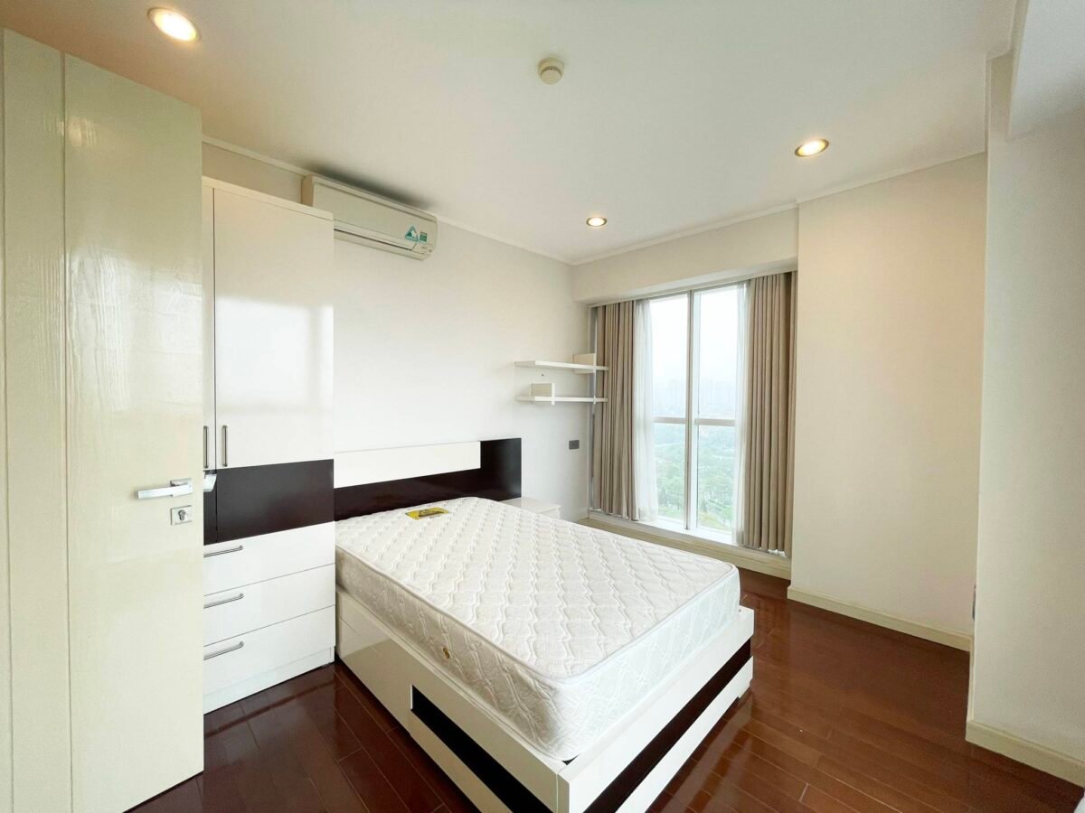 Rent out a big partly furnished apartment in Ciputra (14)