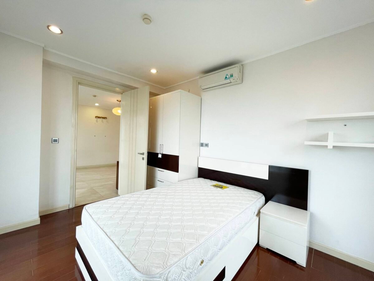 Rent out a big partly furnished apartment in Ciputra (15)