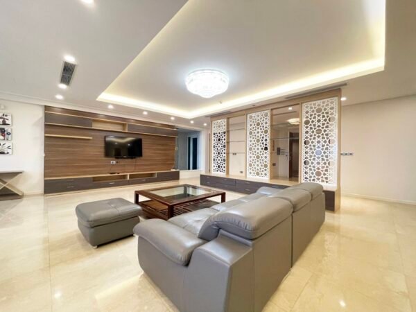 Giant 267SQM apartment for rent in The Link L2 Ciputra (1)