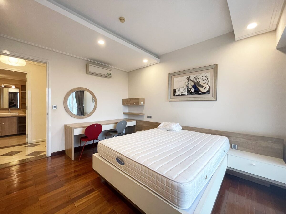 Giant 267SQM apartment for rent in The Link L2 Ciputra (10)