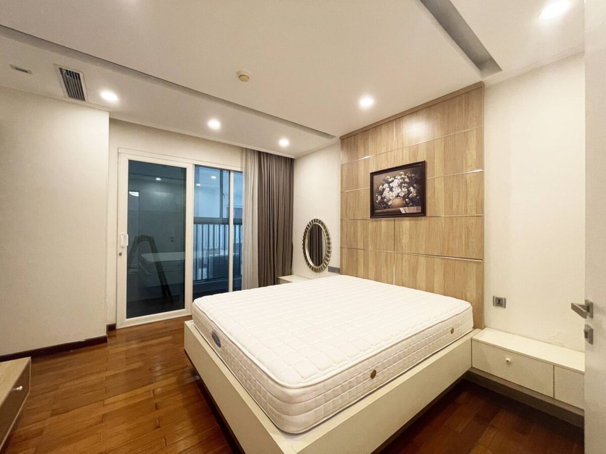 Giant 267SQM apartment for rent in The Link L2 Ciputra (13)