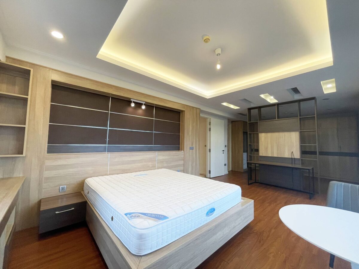 Giant 267SQM apartment for rent in The Link L2 Ciputra (17)