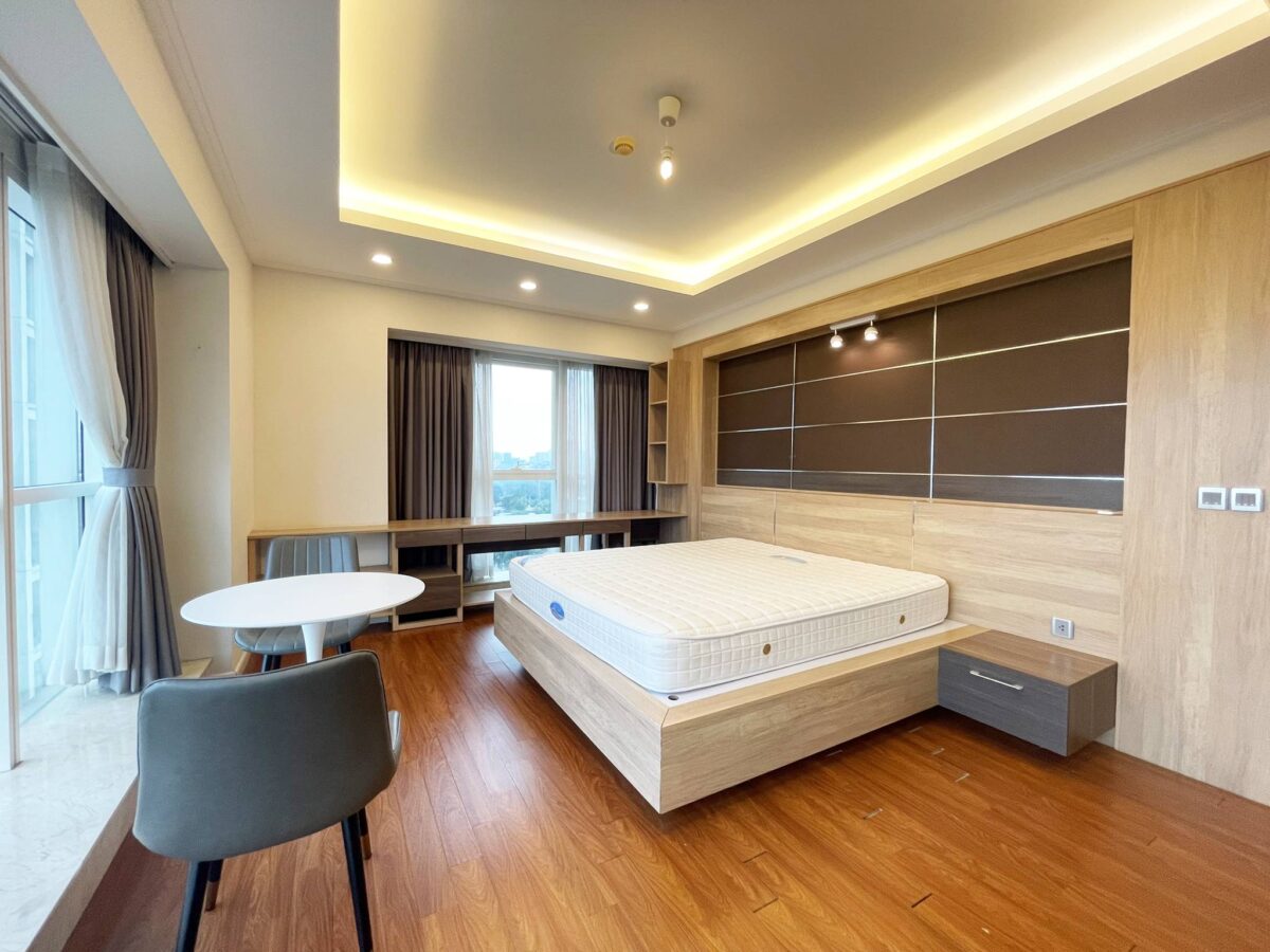 Giant 267SQM apartment for rent in The Link L2 Ciputra (18)