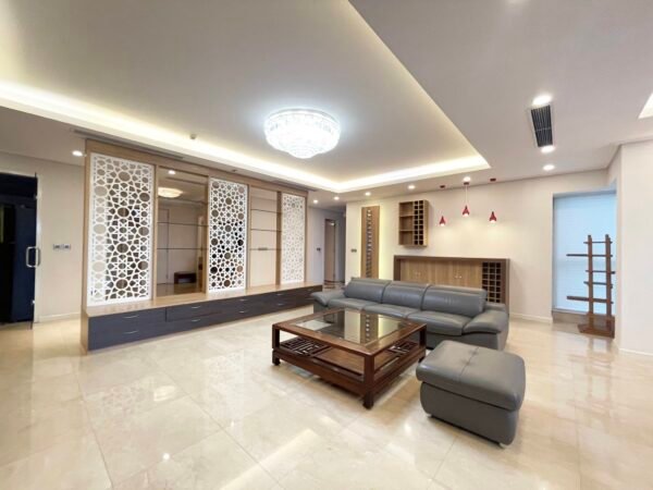 Giant 267SQM apartment for rent in The Link L2 Ciputra (2)