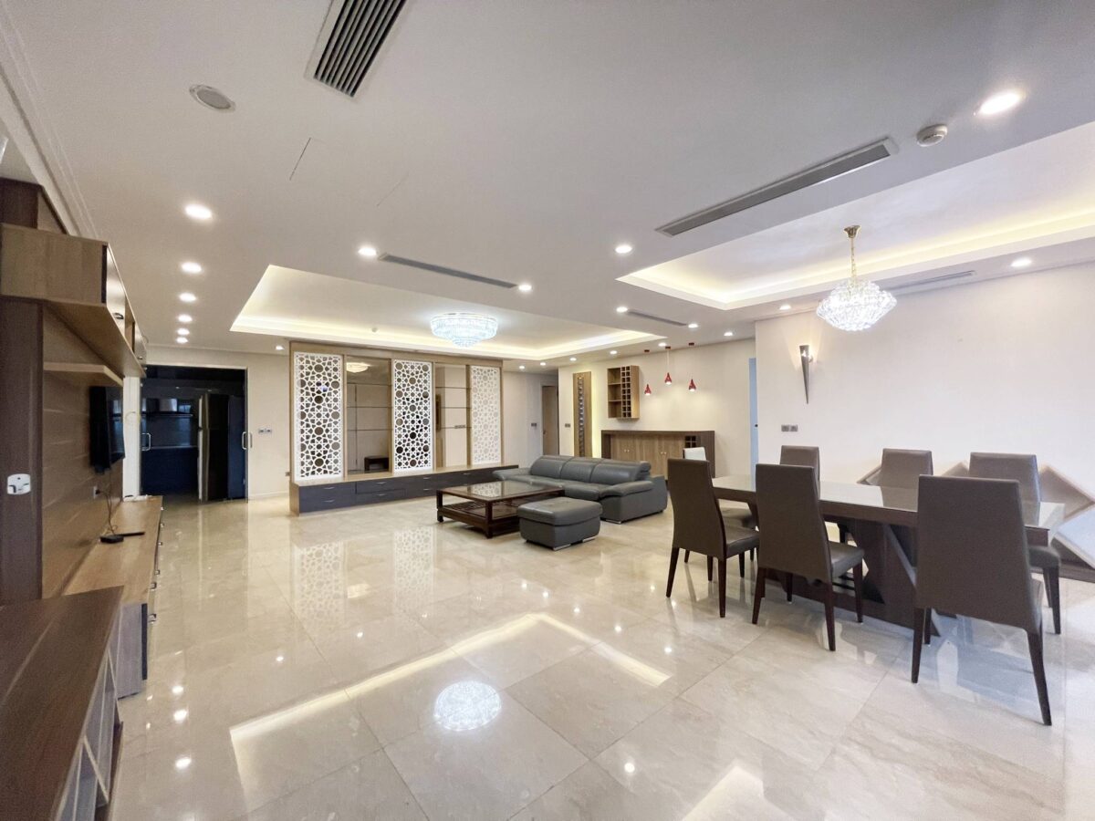 Giant 267SQM apartment for rent in The Link L2 Ciputra (4)