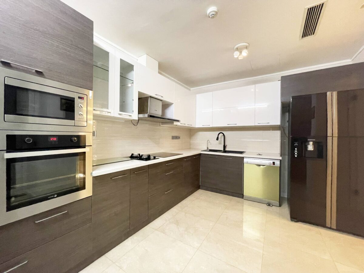 Giant 267SQM apartment for rent in The Link L2 Ciputra (8)