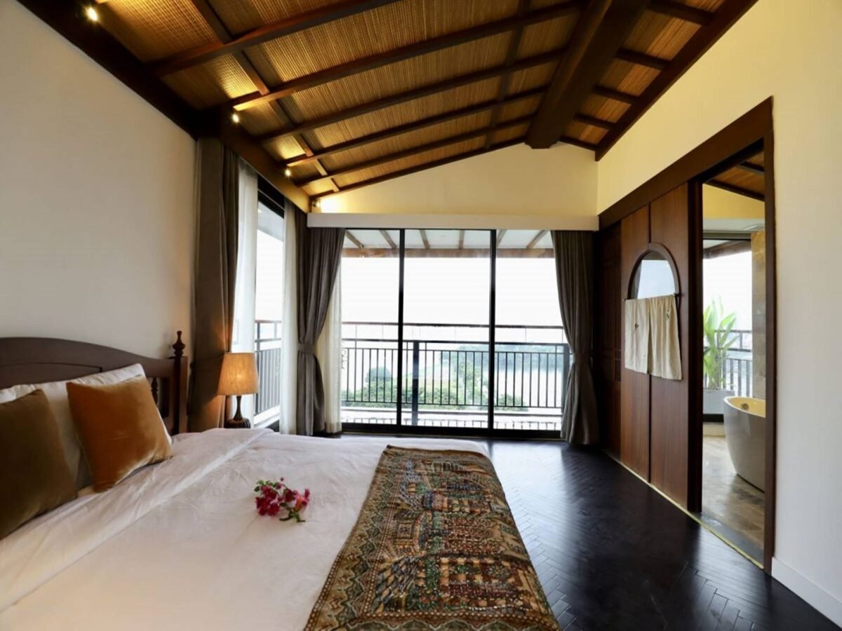 Great lake-view 310SQM penthouse in Quang Khanh, Tay Ho, Hanoi for rent (10)