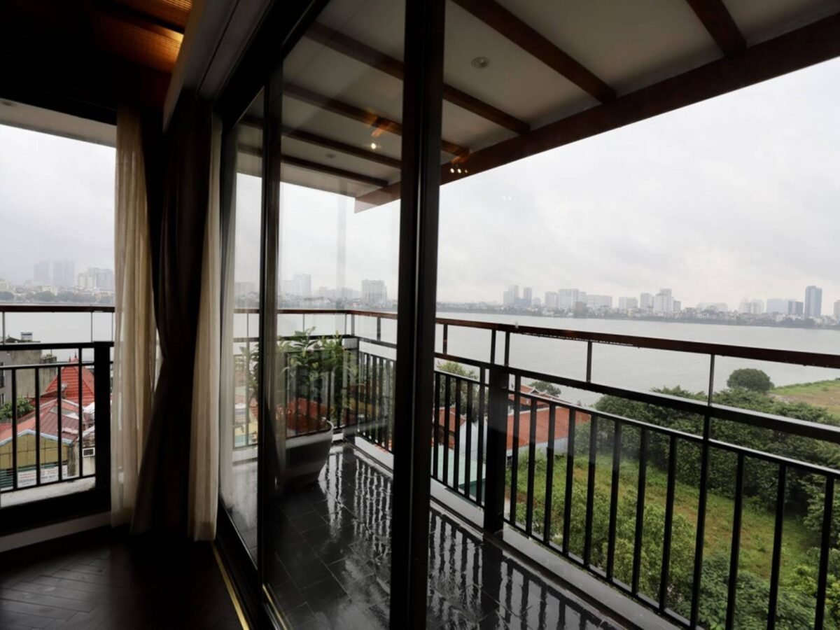 Great lake-view 310SQM penthouse in Quang Khanh, Tay Ho, Hanoi for rent (17)