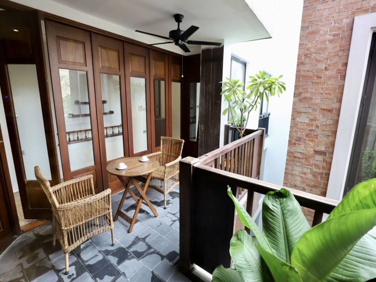 Great lake-view 310SQM penthouse in Quang Khanh, Tay Ho, Hanoi for rent (7)