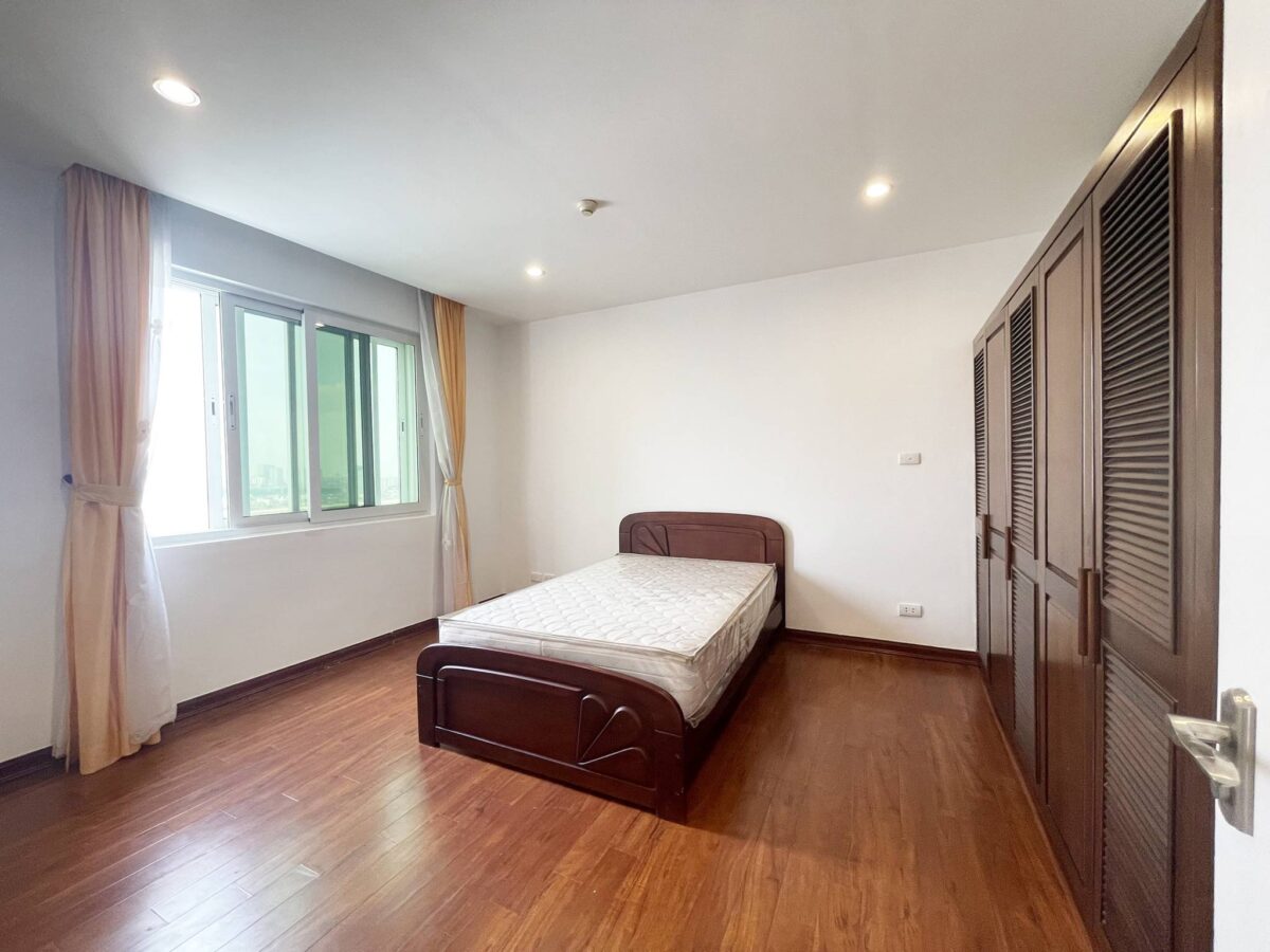 Nice 3BRs penthouse for rent in Ciputra (16)