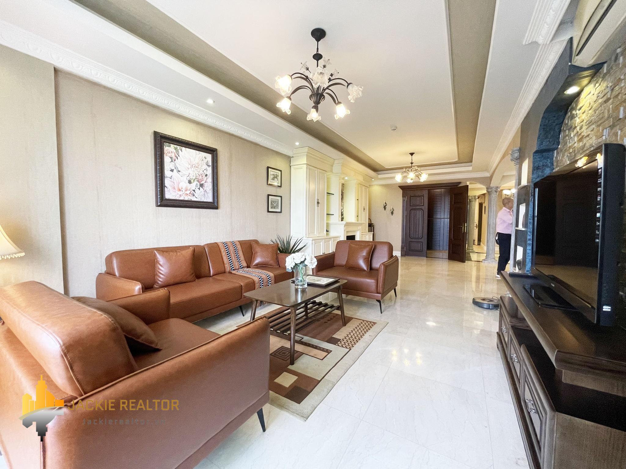 Capacious golf-view apartment in P2 Ciputra for rent (1)
