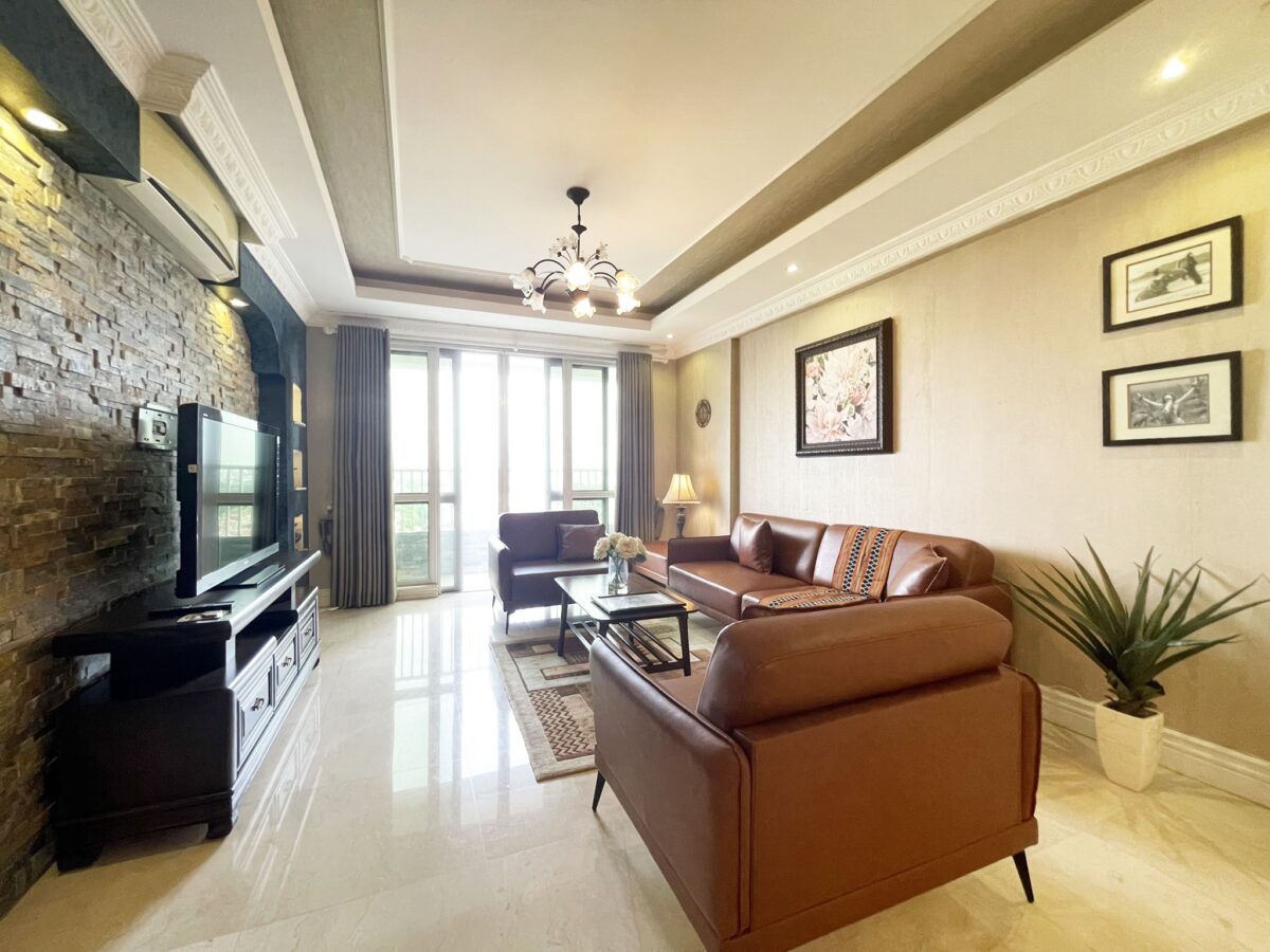 Capacious golf-view apartment in P2 Ciputra for rent (3)