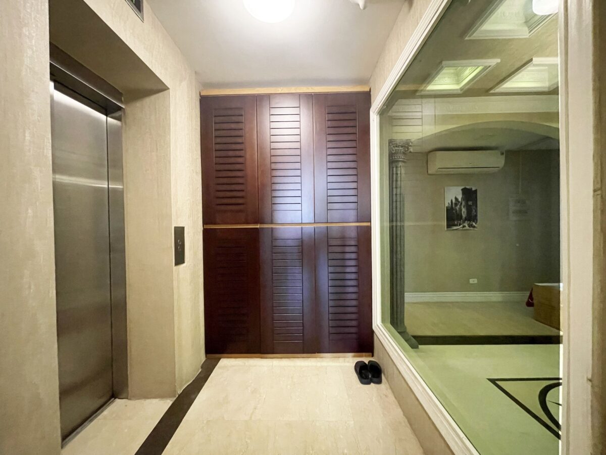 Capacious golf-view apartment in P2 Ciputra for rent (9)