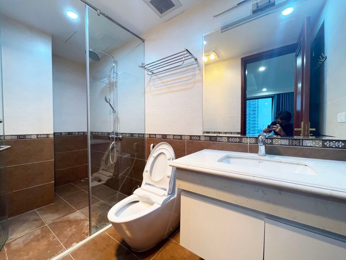 Luxurious 3BRs apartment in 59 Xuan Dieu for rent (5)