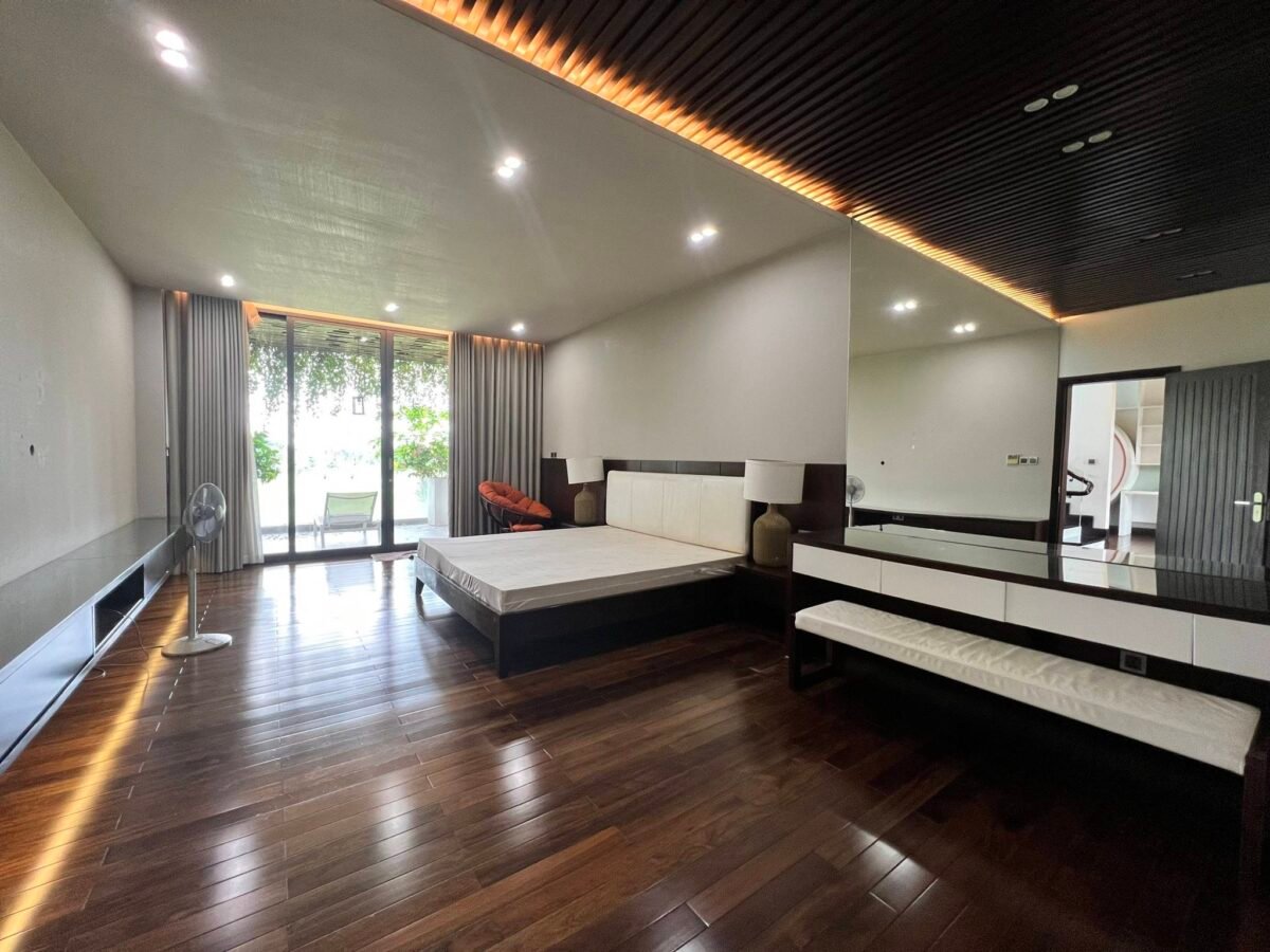 Unbelievably beautiful 5BRs villa in Q Ciputra for rent (25)