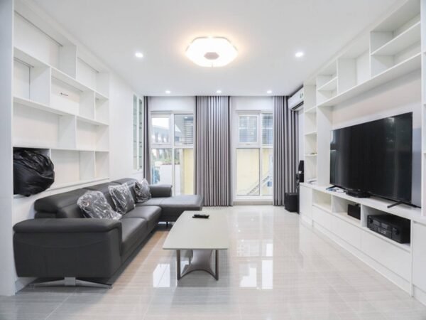 Glorious 3BDs154sqm apartment in L3 Ciputra for rent (2)