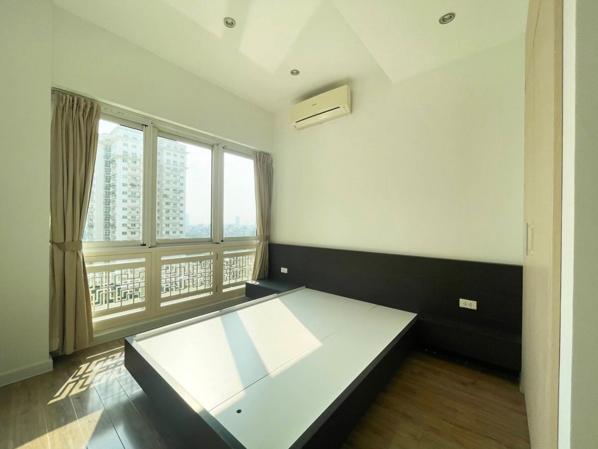 Large 3BDs182sqm apartment in P2 Ciputra for rent (15)