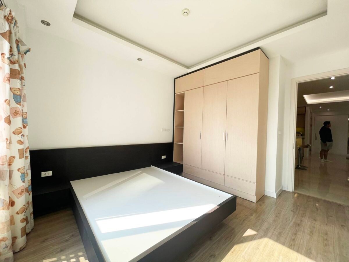Large 3BDs182sqm apartment in P2 Ciputra for rent (19)