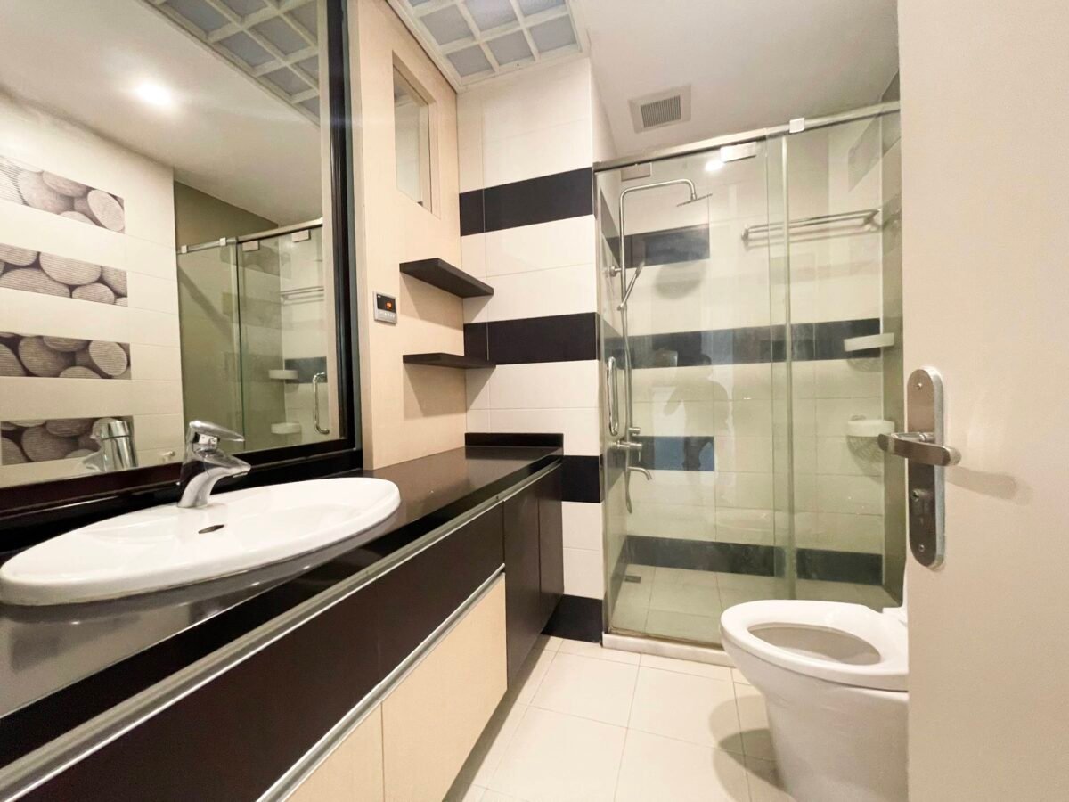 Large 3BDs182sqm apartment in P2 Ciputra for rent (9)