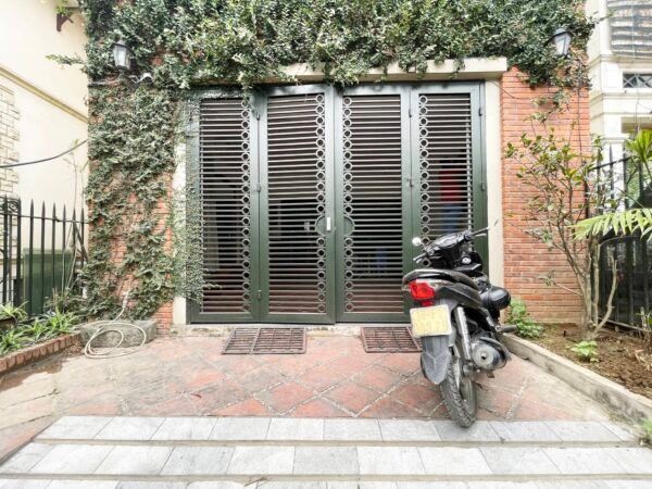 Impressive lake view 3BDs house in Tay Ho for rent (2)