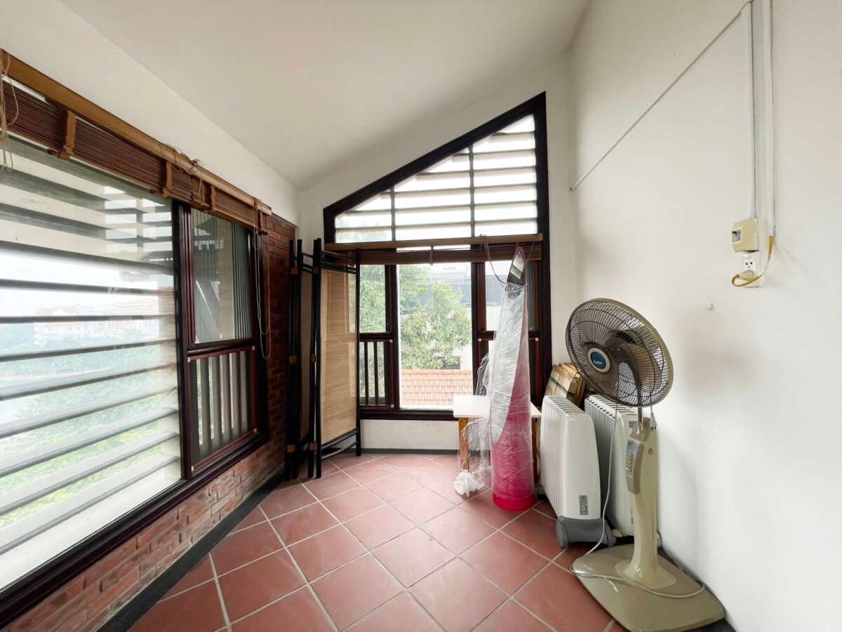 Impressive lake view 3BDs house in Tay Ho for rent (44)