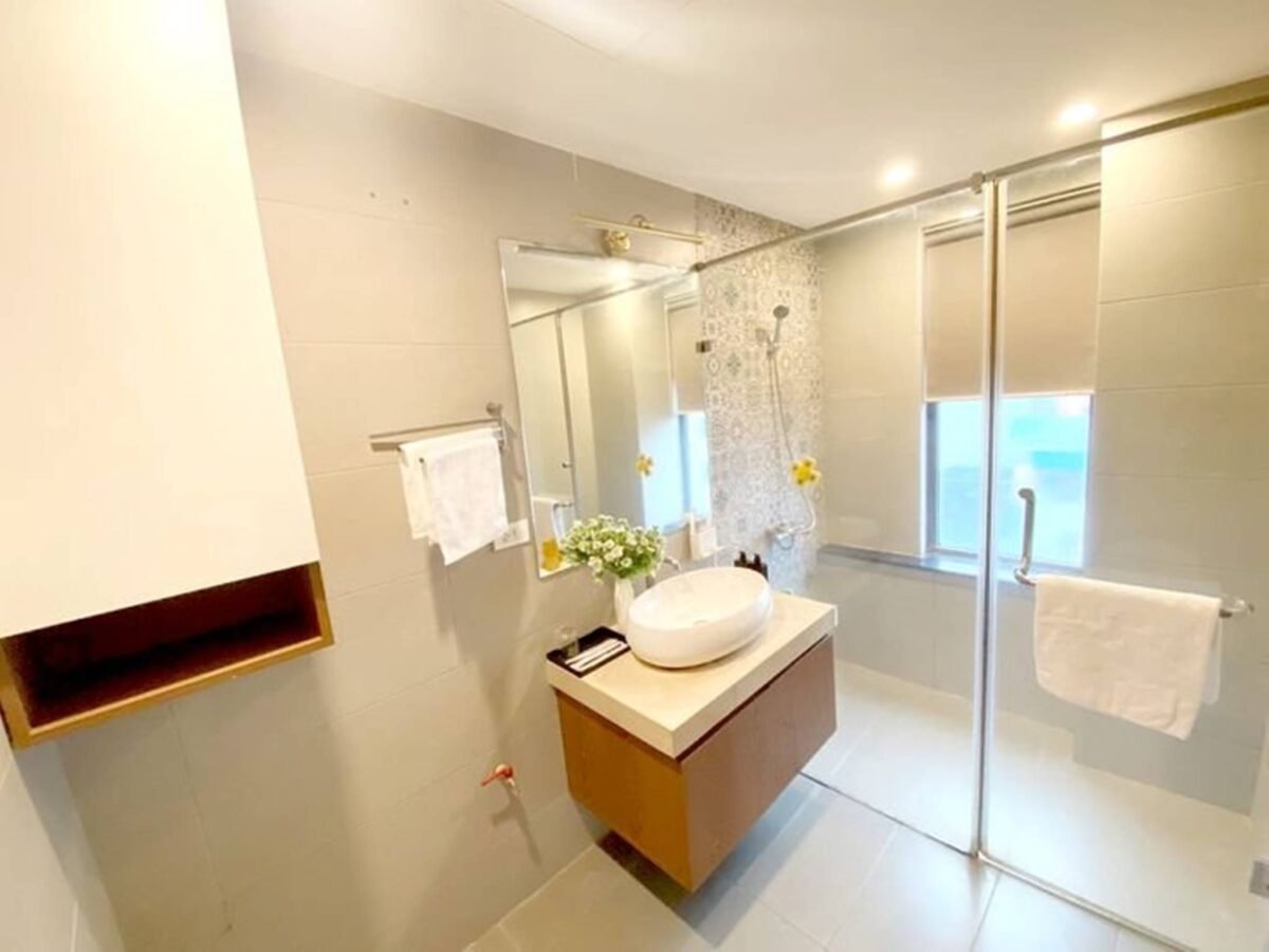 Big 3-bedroom apartment for rent in Trinh Cong Son Str (15)
