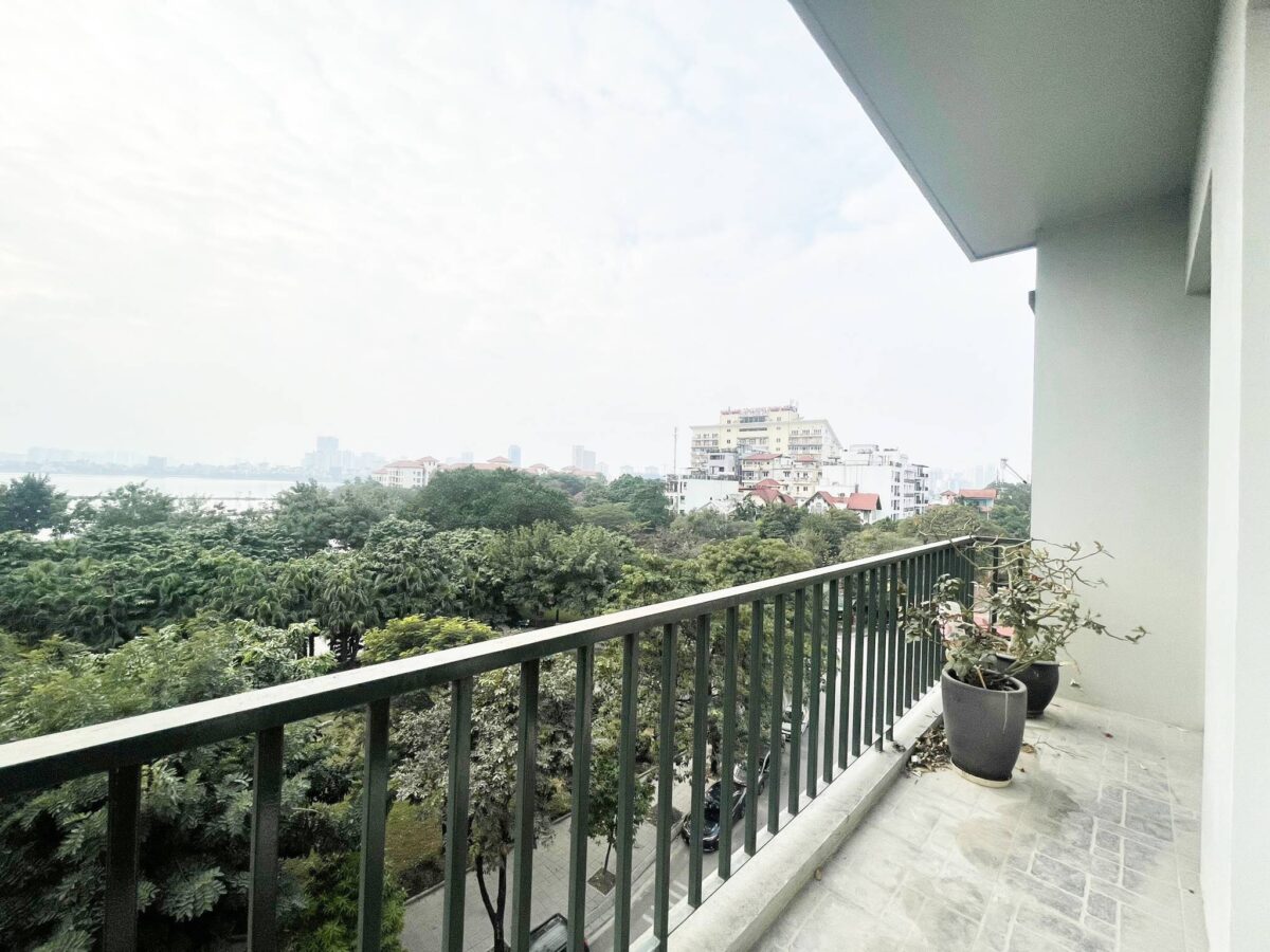 Elegant lakeview apartment for rent in To Ngoc Van Street, Tay Ho District (19)