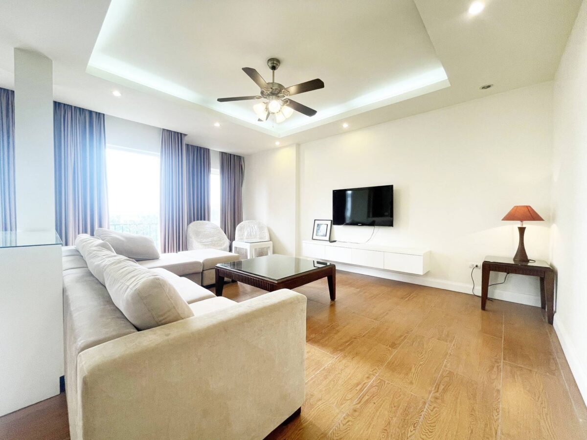 Elegant lakeview apartment for rent in To Ngoc Van Street, Tay Ho District (3)