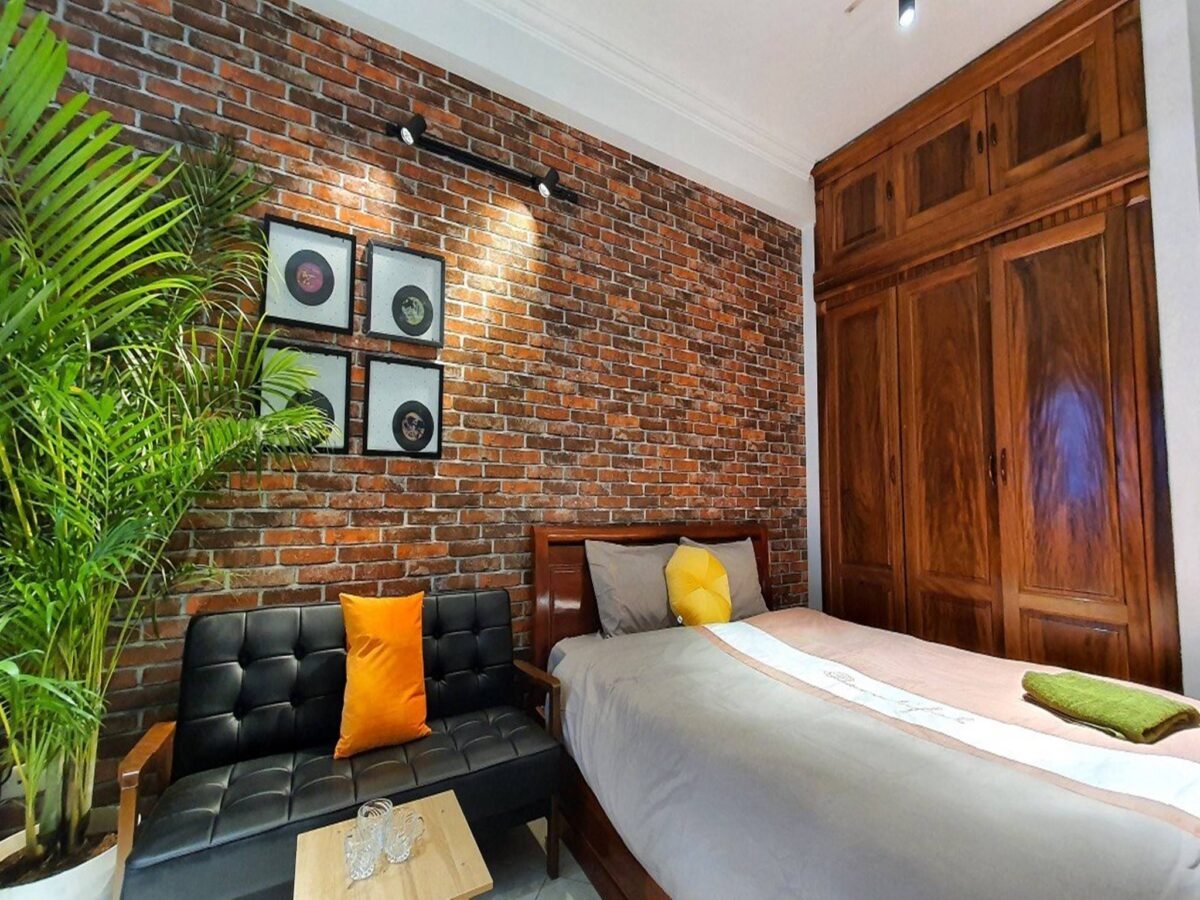 Unique brick-wall studio in Ba Dinh for rent only 550USD per month (1)