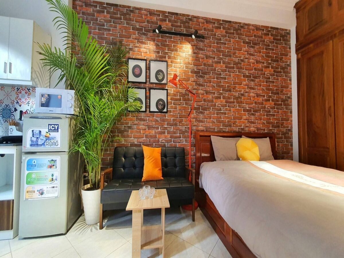 Unique brick-wall studio in Ba Dinh for rent only 550USD per month (2)
