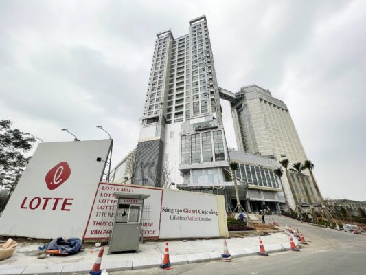 The construction progress of Lotte Tay Ho Hanoi on a day in March 2023